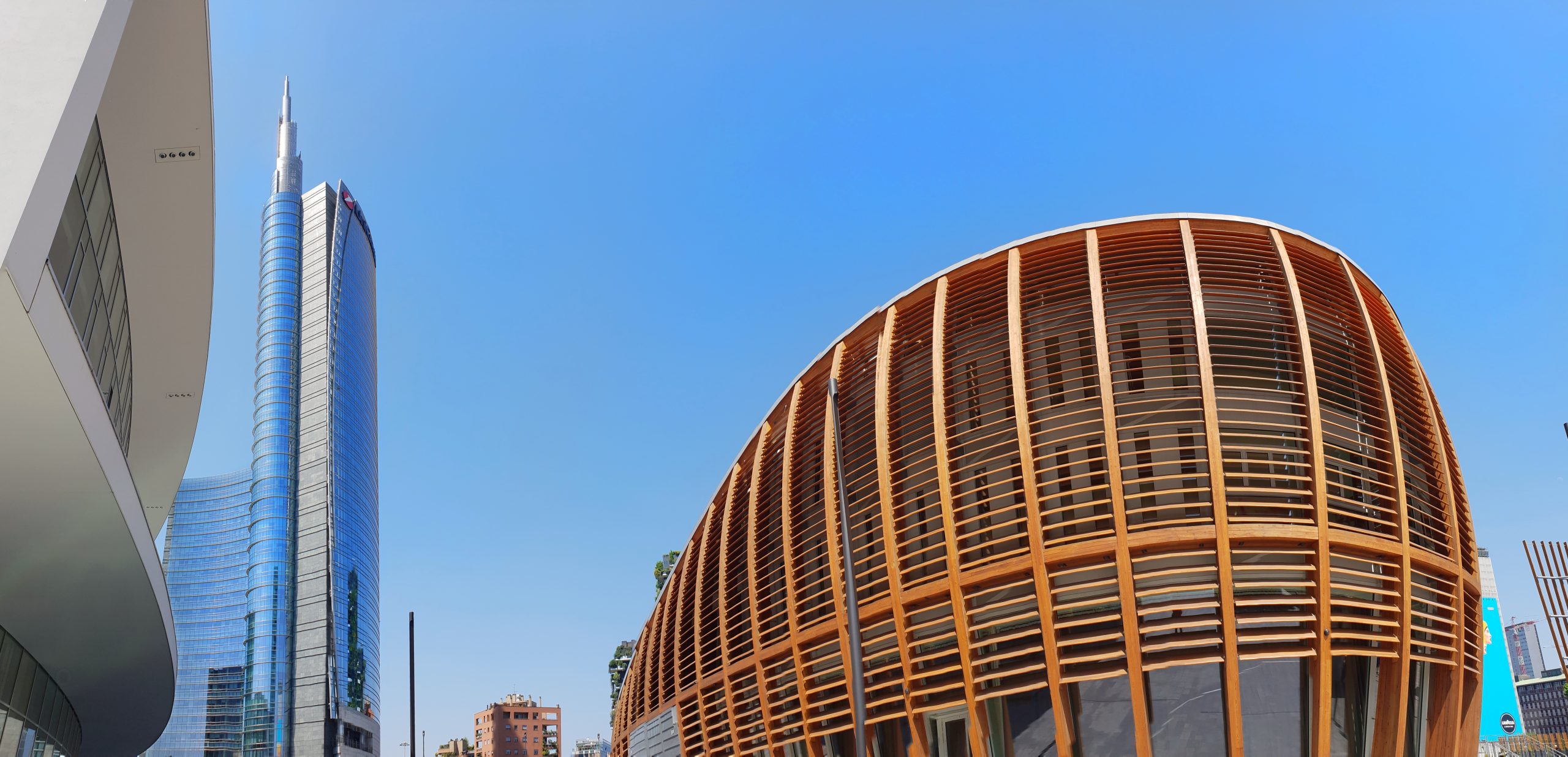 vue-a-faible-angle-d-un-batiment-moderne-sur-un-ciel-bleu-clair